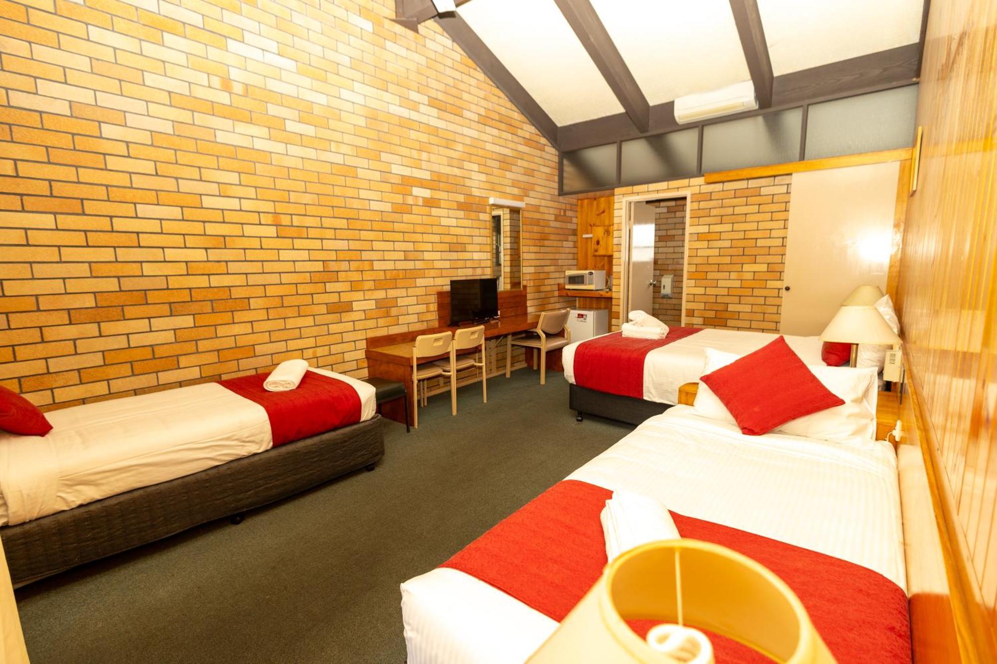 All Travellers Motor Inn Coonabarabran Bagian luar foto