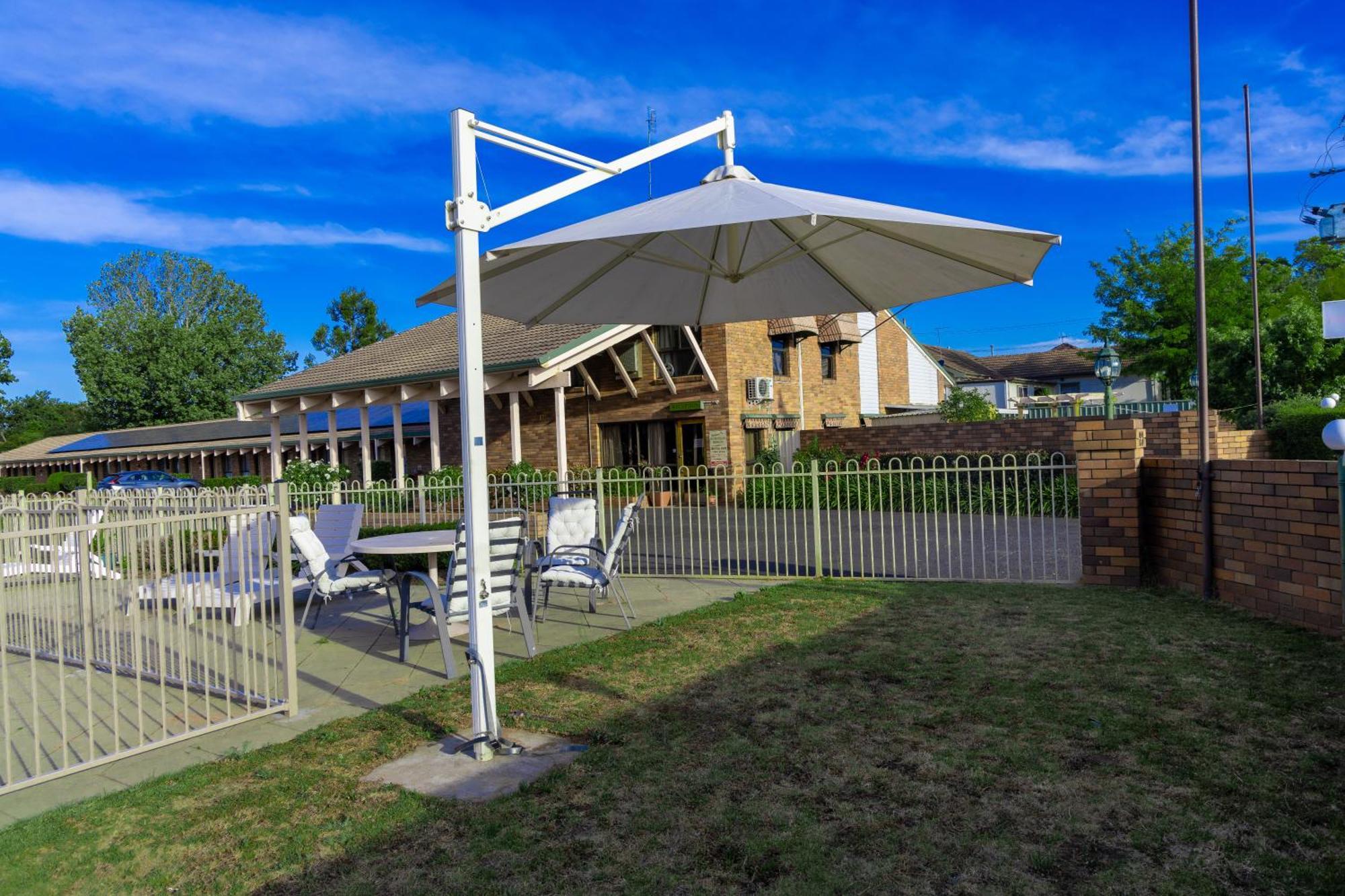 All Travellers Motor Inn Coonabarabran Bagian luar foto