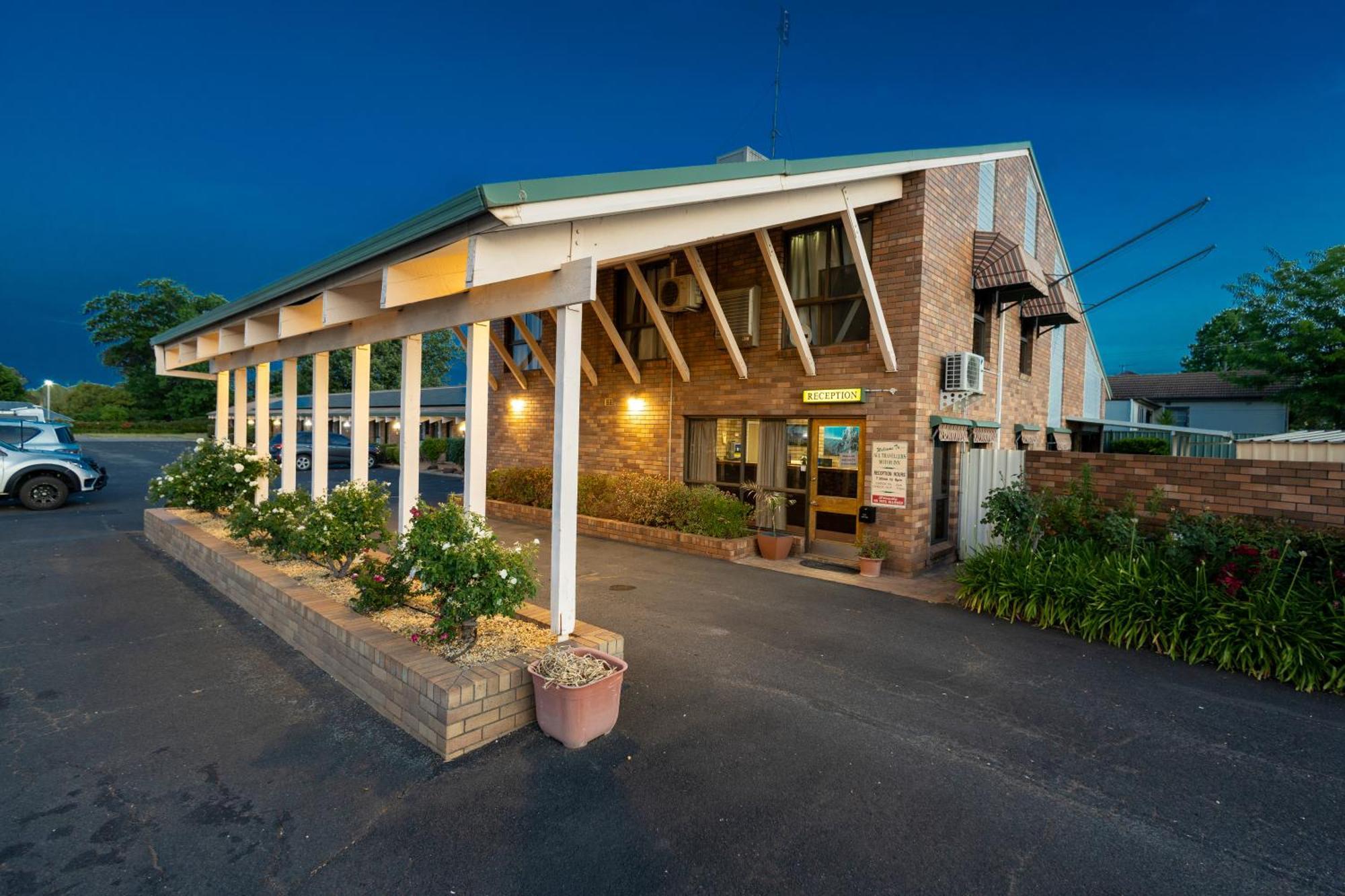 All Travellers Motor Inn Coonabarabran Bagian luar foto