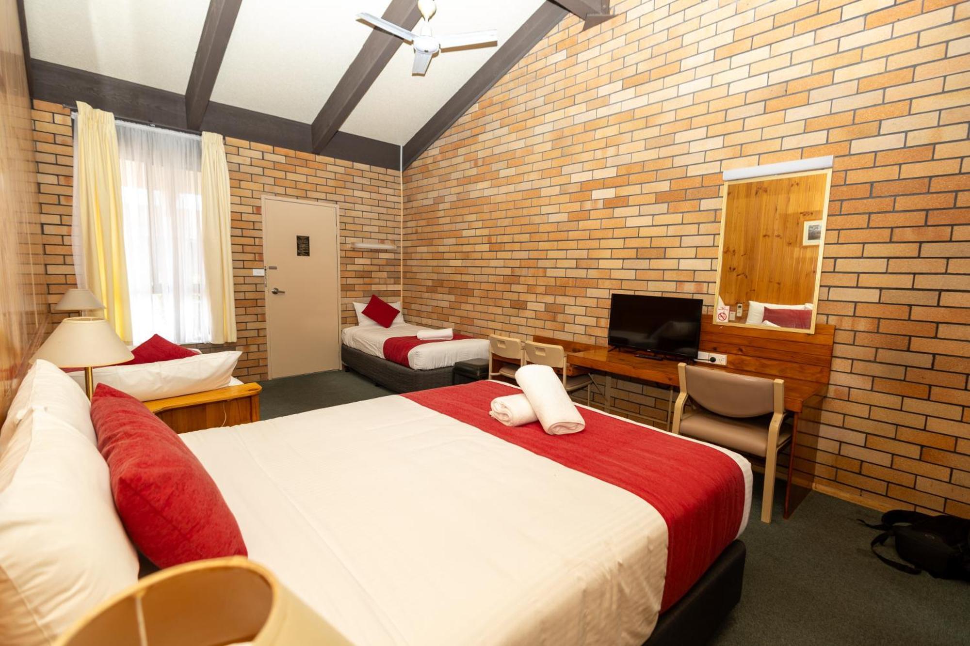 All Travellers Motor Inn Coonabarabran Bagian luar foto